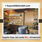 Kayu Jati Belanda atau  Jati Londo atau Pine Wood pada interior Kafe 1