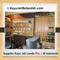 Kayu Jati Belanda atau  Jati Londo atau Pine Wood pada interior Kafe