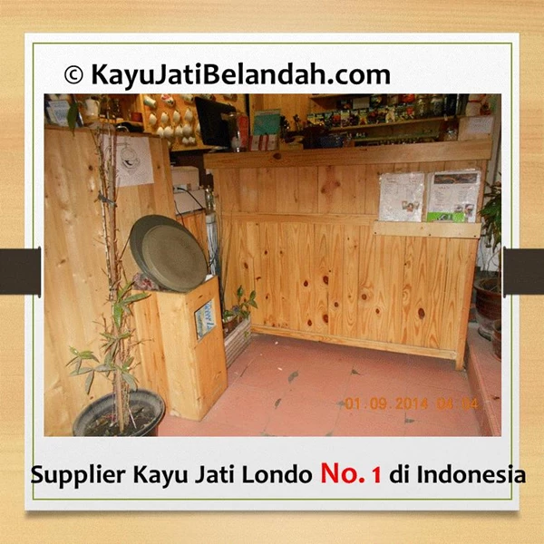 Kayu Jati Belanda atau  Jati Londo atau Pine Wood pada interior Kafe