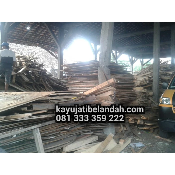 Kayu Pinus import atau Pine Wood  Ukuran 122x244 cm jenis Pine Plywood